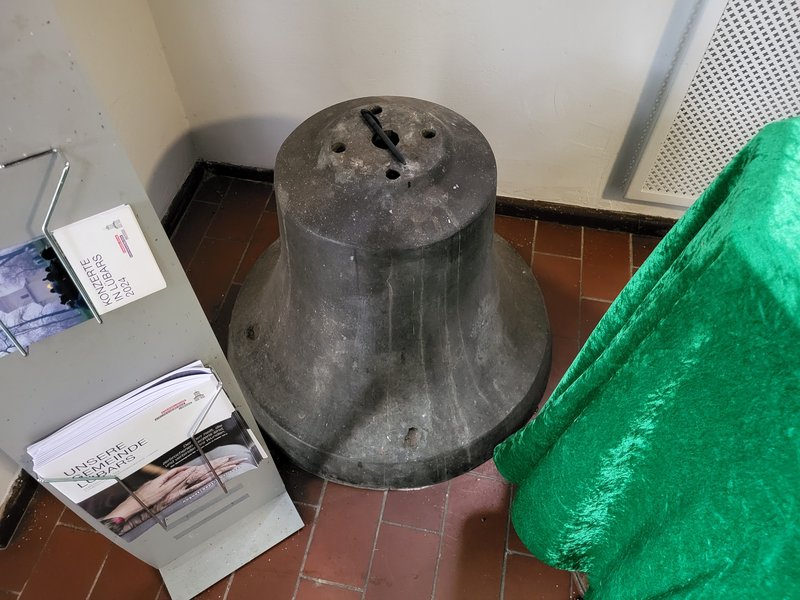 Glocke im Eingangsbereich der Kirche Glocke im Eingangsbereich der Kirche