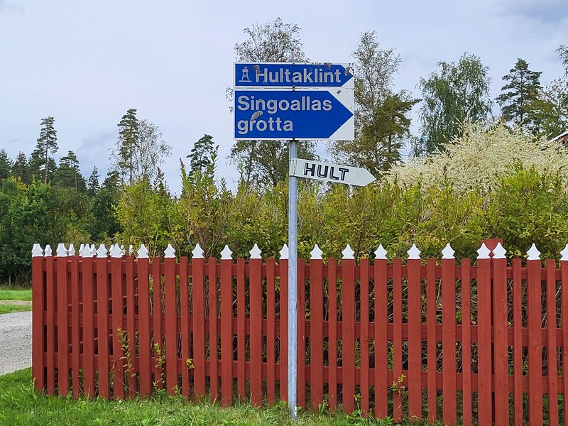 Sign at main road pointing to Singoallas Cave Sign at main road pointing to Singoallas Cave