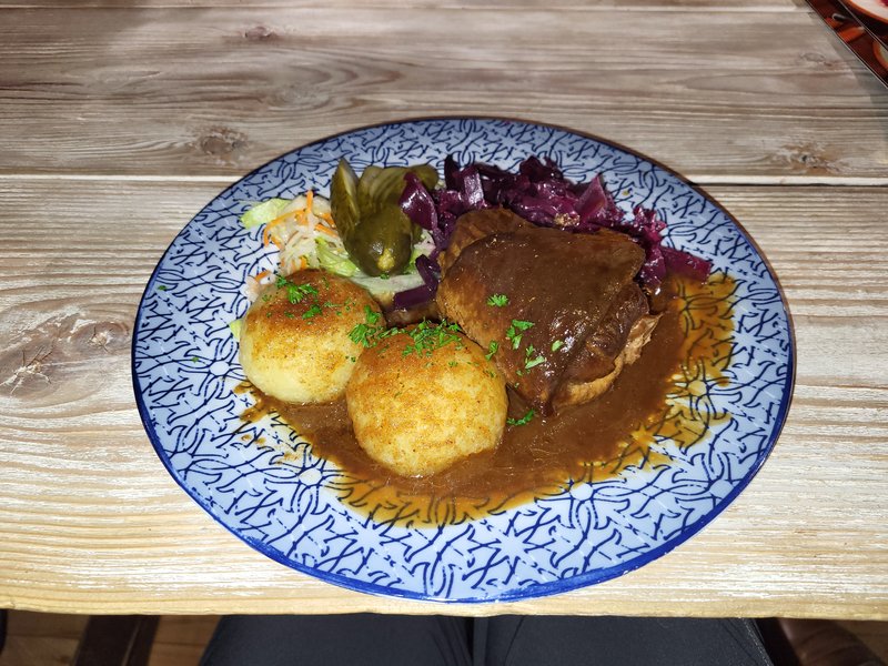 Knusprig gebratene Gänsekeule dazu Apfelrotkohl und Kartoffelklöße