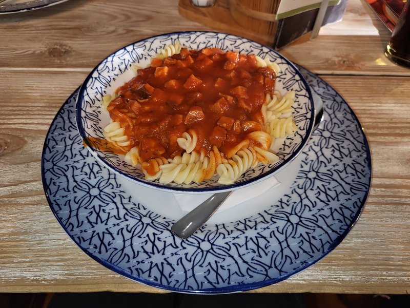 Nudeln mit Tomatensoße und gebratener Jagdwurst