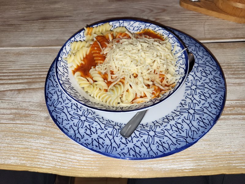 Nudeln mit Tomatensoße und Käse